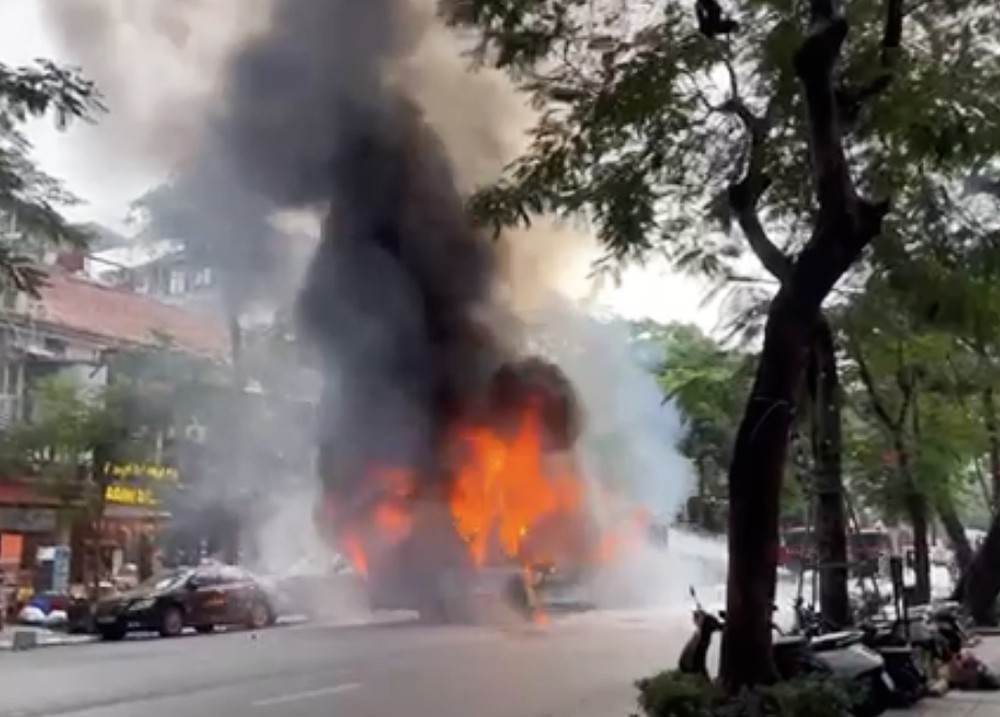 Sau vụ cháy xe buýt, Hà Nội tăng cường phòng chống cháy nổ vận tải hành khách công cộng - Ảnh 1.