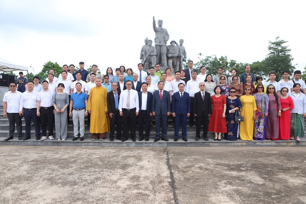 136 năm Ngày sinh Chủ tịch Hồ Chí Minh: Hành trình “Về nguồn theo dấu chân Chủ tịch Hồ Chí Minh” tại Lào - Ảnh 7.