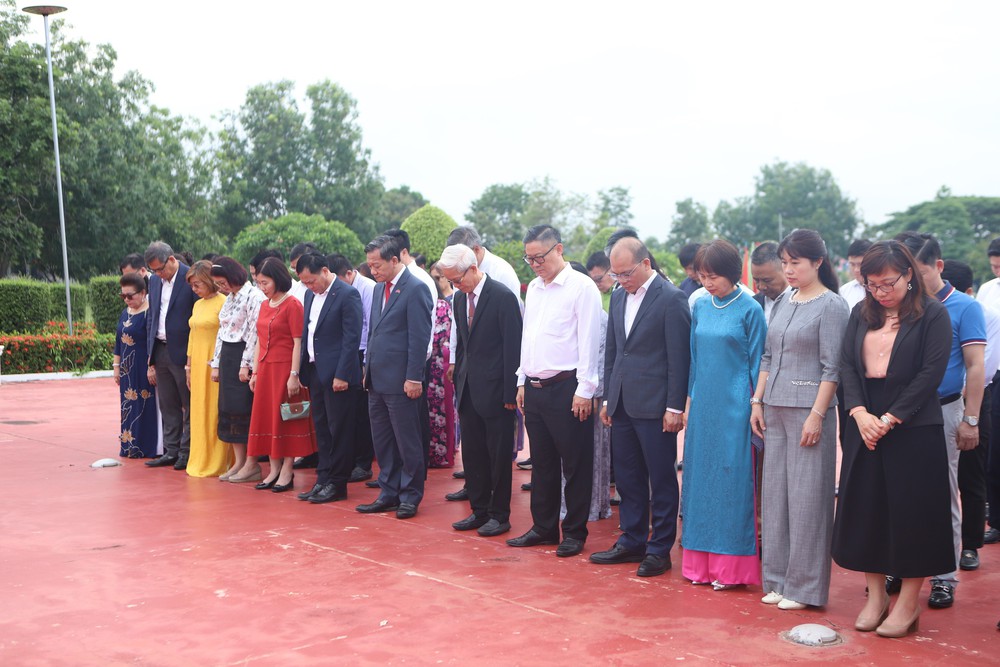 136 năm Ngày sinh Chủ tịch Hồ Chí Minh: Hành trình “Về nguồn theo dấu chân Chủ tịch Hồ Chí Minh” tại Lào - Ảnh 8.