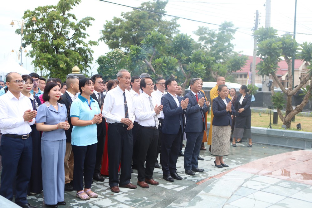 136 năm Ngày sinh Chủ tịch Hồ Chí Minh: Hành trình “Về nguồn theo dấu chân Chủ tịch Hồ Chí Minh” tại Lào - Ảnh 1.