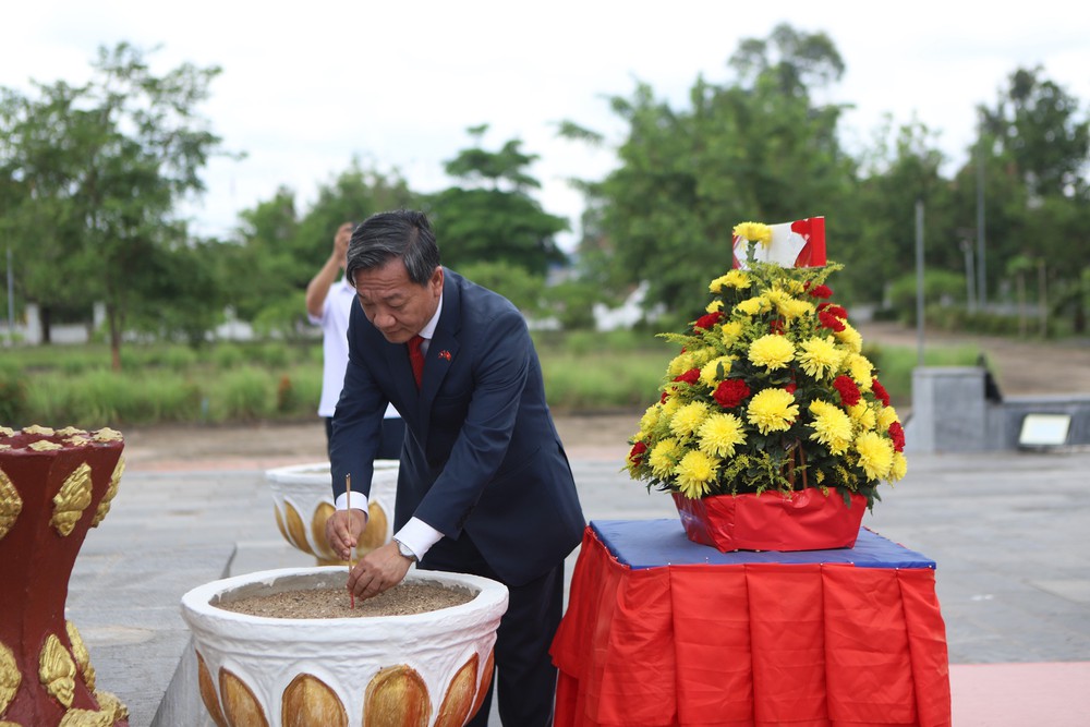 136 năm Ngày sinh Chủ tịch Hồ Chí Minh: Hành trình “Về nguồn theo dấu chân Chủ tịch Hồ Chí Minh” tại Lào - Ảnh 6.