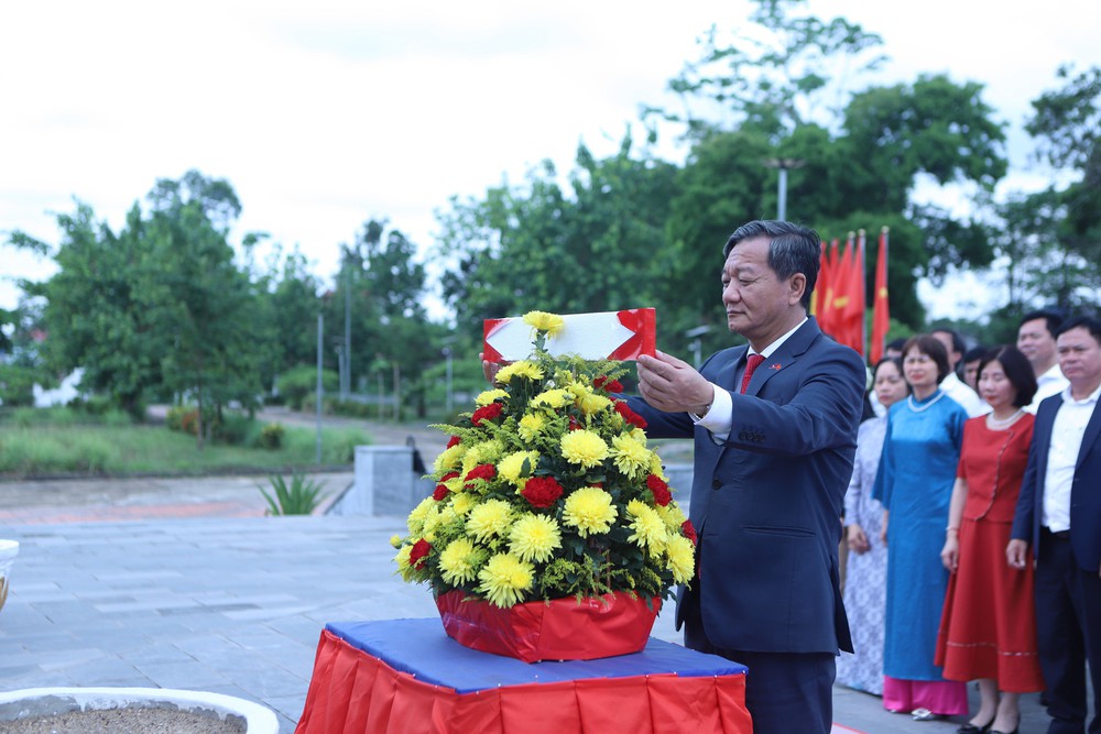 136 năm Ngày sinh Chủ tịch Hồ Chí Minh: Hành trình “Về nguồn theo dấu chân Chủ tịch Hồ Chí Minh” tại Lào - Ảnh 5.