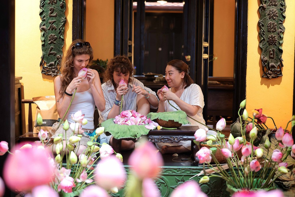Hương sen lối cũ: Đánh thức không gian trà sen Hà Nội giữa lòng phố cổ - Ảnh 13.