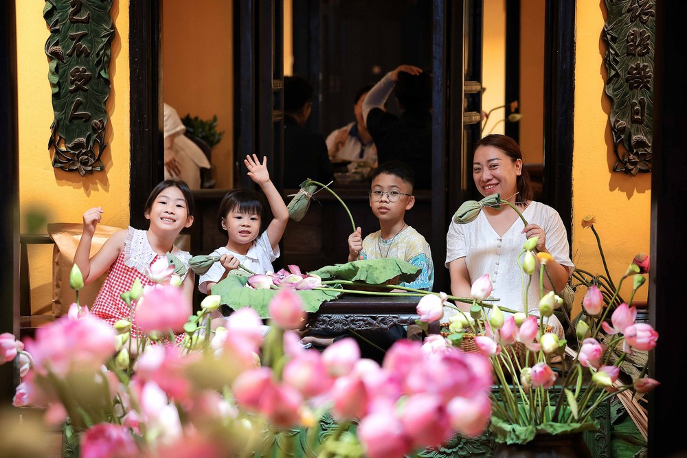 Hương sen lối cũ: Đánh thức không gian trà sen Hà Nội giữa lòng phố cổ - Ảnh 15.