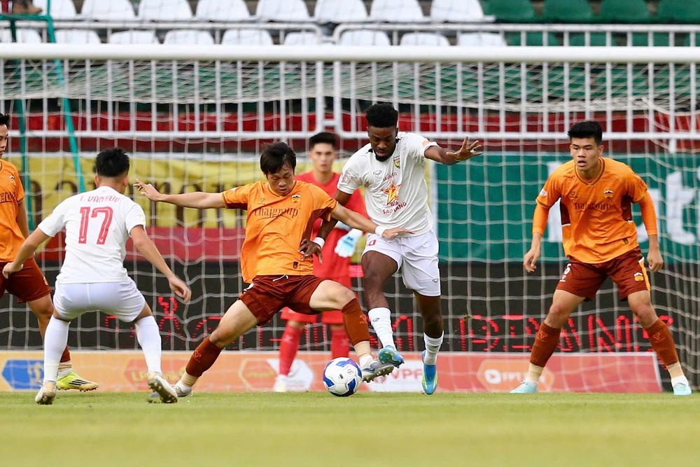 HLV Lê Quang Trãi: "Trọng tài phải bảo vệ cầu thủ của cả 2 đội" - Ảnh 2. HLV Lê Quang Trãi: "Trọng tài phải bảo vệ cầu thủ của cả 2 đội" - Ảnh 2.