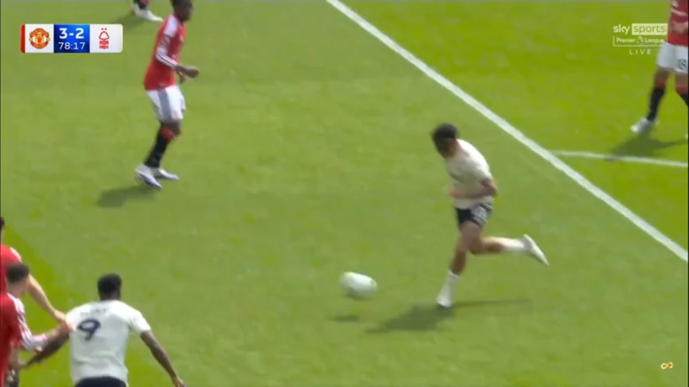 MU giành chiến thắng đầy cảm xúc trước Nottingham Forest trong ngày Bruno Fernandes chạm mốc lịch sử - Ảnh 2.