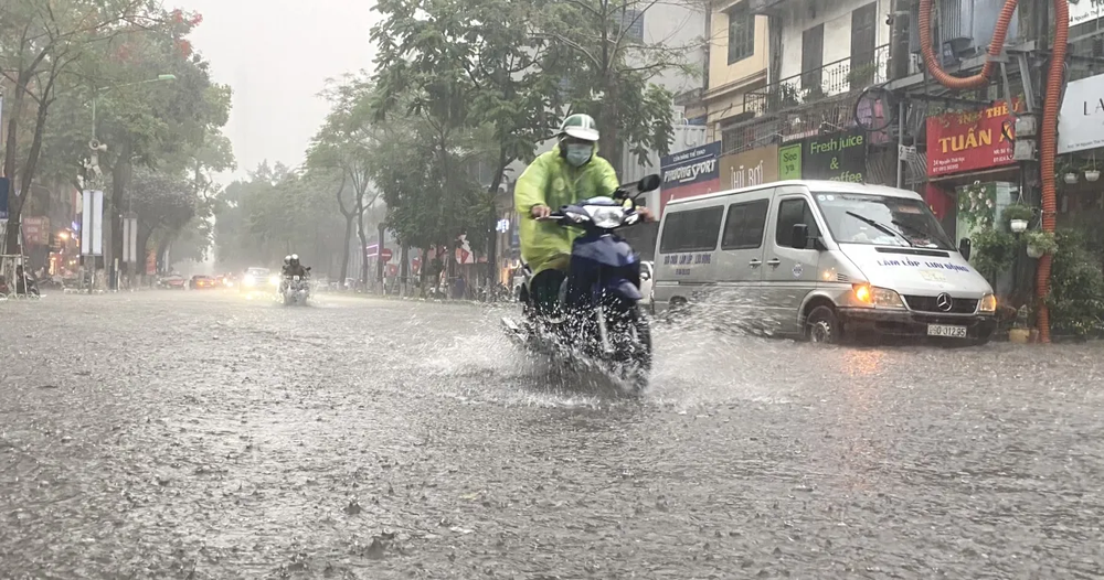Dự báo thời tiết ngày 18/5: Bắc Bộ mưa rất to, cảnh báo lũ quét, sạt lở đất - Ảnh 1.