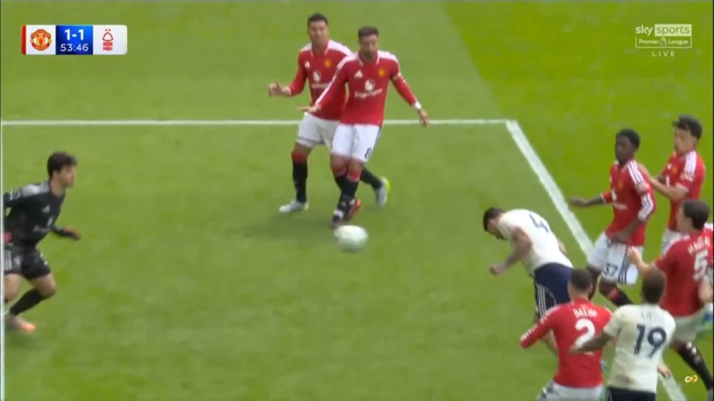 MU giành chiến thắng đầy cảm xúc trước Nottingham Forest trong ngày Bruno Fernandes chạm mốc lịch sử - Ảnh 4.
