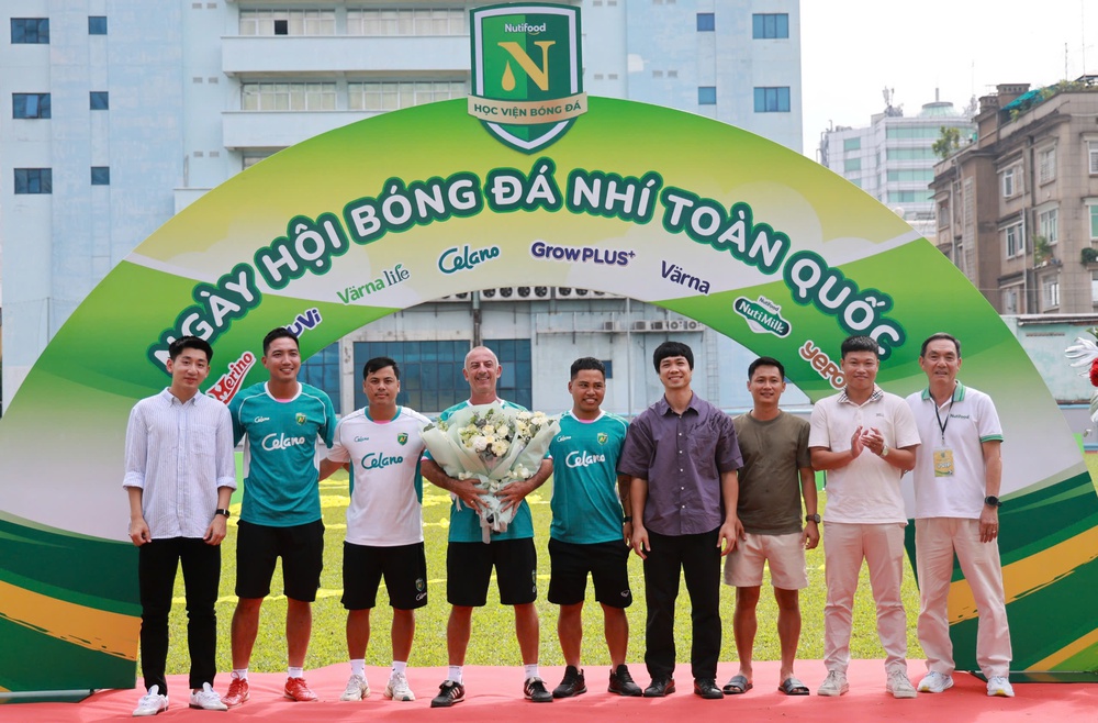 Từ siêu phẩm ở hạng Nhất đến bó hoa tri ân "thầy Giôm" của Công Phượng - Ảnh 3.