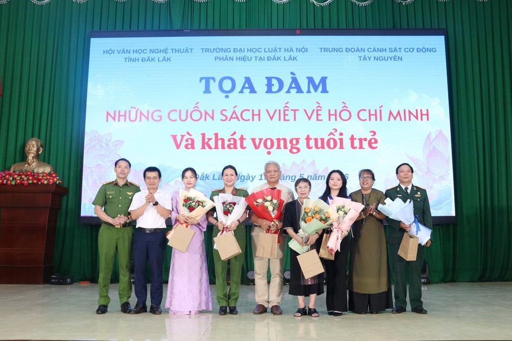 Khơi dậy khát vọng tuổi trẻ qua những trang sách viết về Chủ tịch Hồ Chí Minh - Ảnh 4.