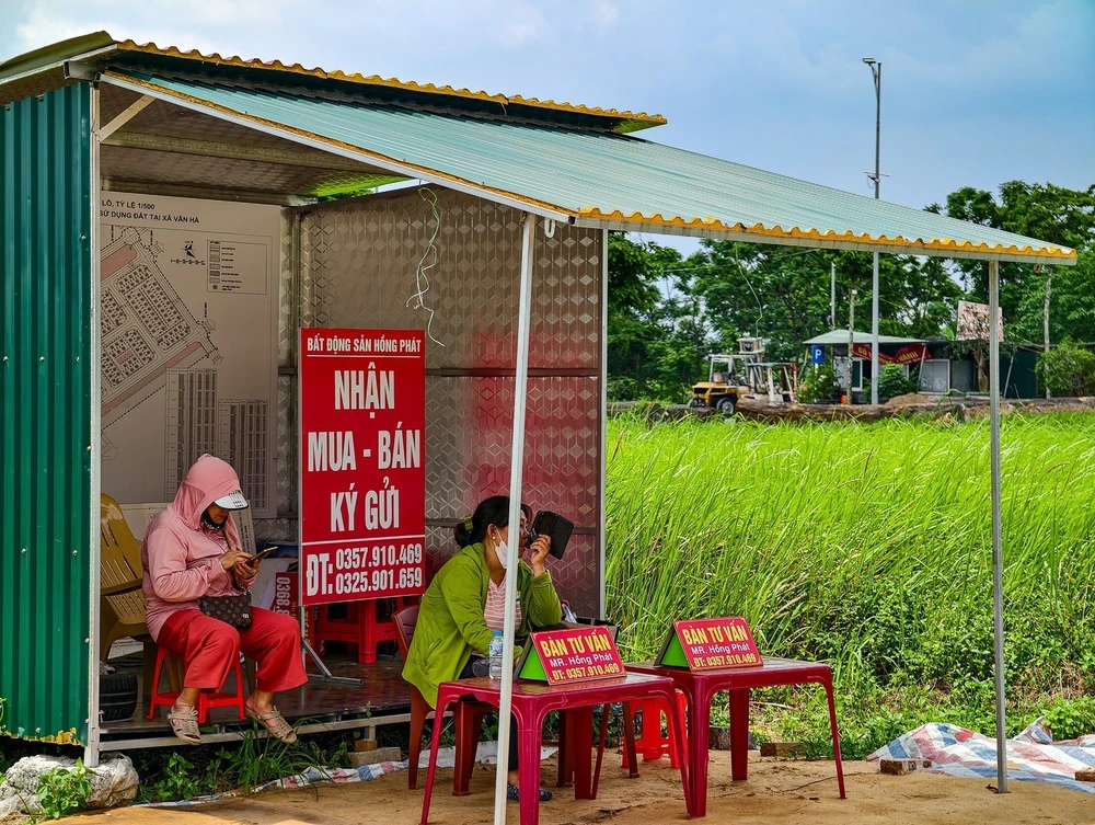 Hà Nội sẽ kiểm tra hoạt động môi giới tại khu tái định cư cầu vượt sông Hồng - Ảnh 4.