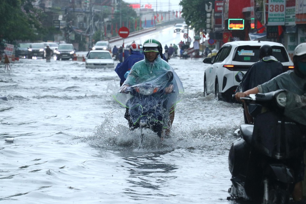 Mưa lớn kèm dông lốc, sét gây nhiều thiệt hại tại các địa phương - Ảnh 2.