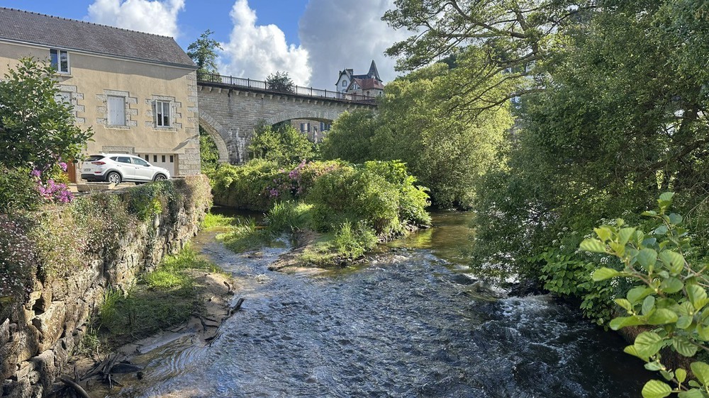 Pont-Aven – ngôi làng nơi nghệ thuật hòa cùng hương gió Bretagne - Ảnh 2.