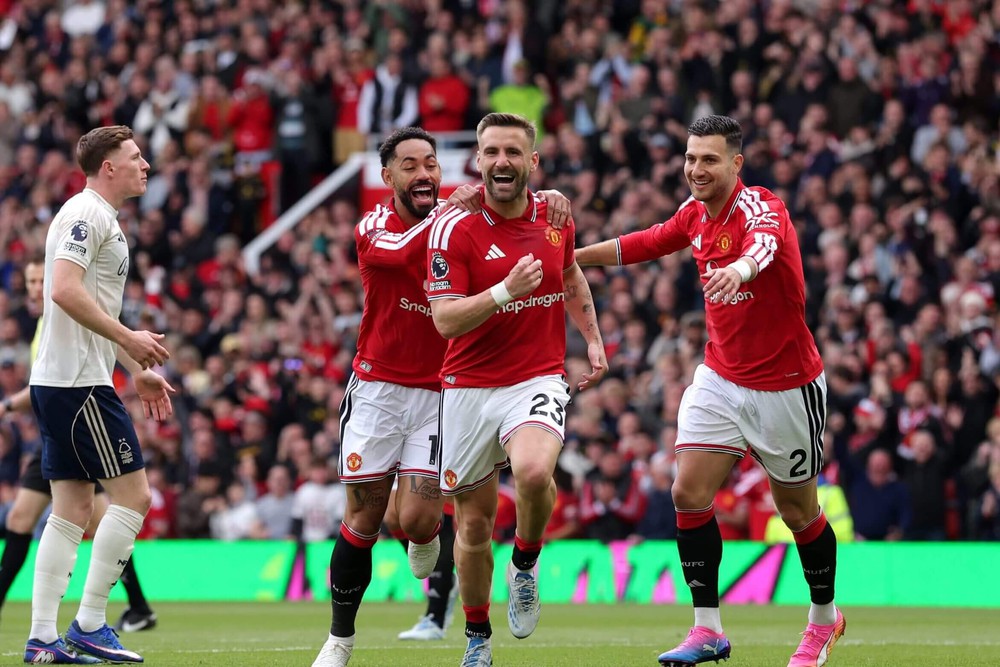 World Cup 24h qua: Khu phố mở tiệc tiễn hàng xóm lên đường dự World Cup 2026, Carrick mong Luke Shaw được tuyển Anh triệu tập - Ảnh 2. World Cup 24h qua: Khu phố mở tiệc tiễn hàng xóm lên đường dự World Cup 2026, Carrick mong Luke Shaw được tuyển Anh triệu tập - Ảnh 2.
