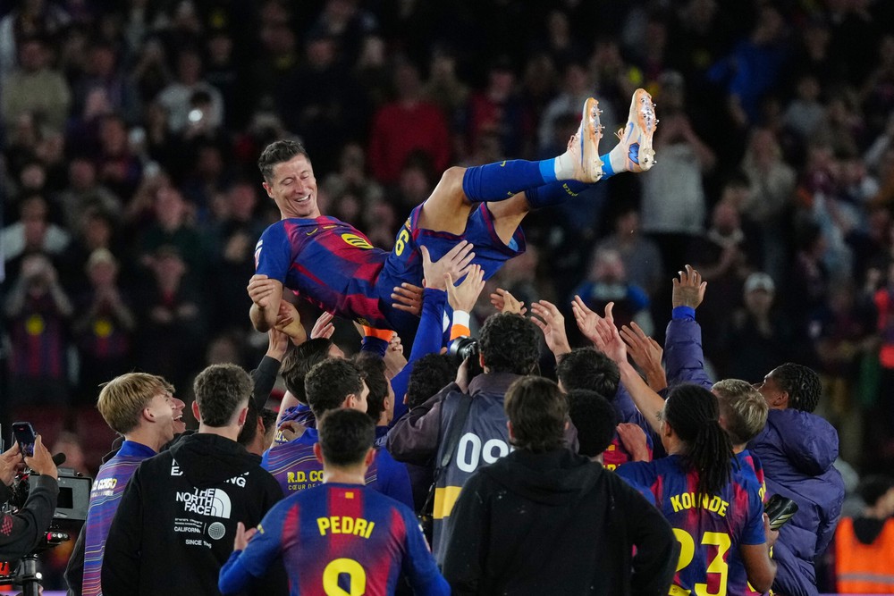 Lewandowski chia tay Barcelona: Cảm ơn anh, Robert! - Ảnh 1. Lewandowski chia tay Barcelona: Cảm ơn anh, Robert! - Ảnh 1.