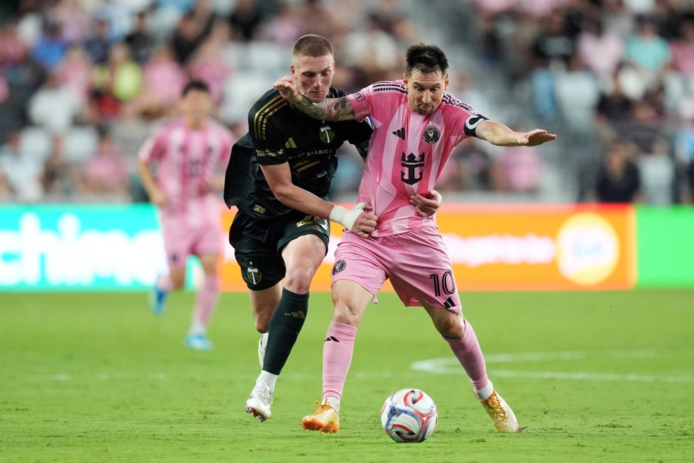 World Cup 24h qua: Khu phố mở tiệc tiễn hàng xóm lên đường dự World Cup 2026, Carrick mong Luke Shaw được tuyển Anh triệu tập - Ảnh 5. World Cup 24h qua: Khu phố mở tiệc tiễn hàng xóm lên đường dự World Cup 2026, Carrick mong Luke Shaw được tuyển Anh triệu tập - Ảnh 5.