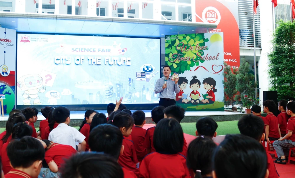Hướng tới Giải thưởng Thiếu nhi Dế Mèn 2026: Để được là chính mình như "Chú robot tưởng mình là người" - Ảnh 6. Hướng tới Giải thưởng Thiếu nhi Dế Mèn 2026: Để được là chính mình như "Chú robot tưởng mình là người" - Ảnh 6.