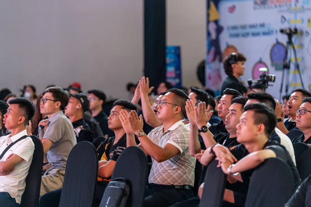 Bùng nổ cảm xúc tại chung kết GIT 2026: Đấu trường Thể thao điện tử Quốc tế SROM mùa 2 khép lại đầy tự hào! - Ảnh 6. Bùng nổ cảm xúc tại chung kết GIT 2026: Đấu trường Thể thao điện tử Quốc tế SROM mùa 2 khép lại đầy tự hào! - Ảnh 6.