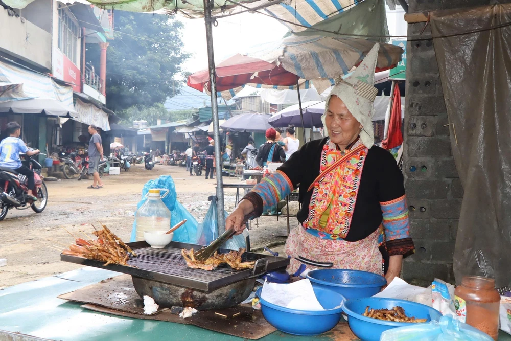 Chợ phiên - nơi lưu giữ nét đẹp văn hóa vùng cao Tây Bắc - Ảnh 4.
