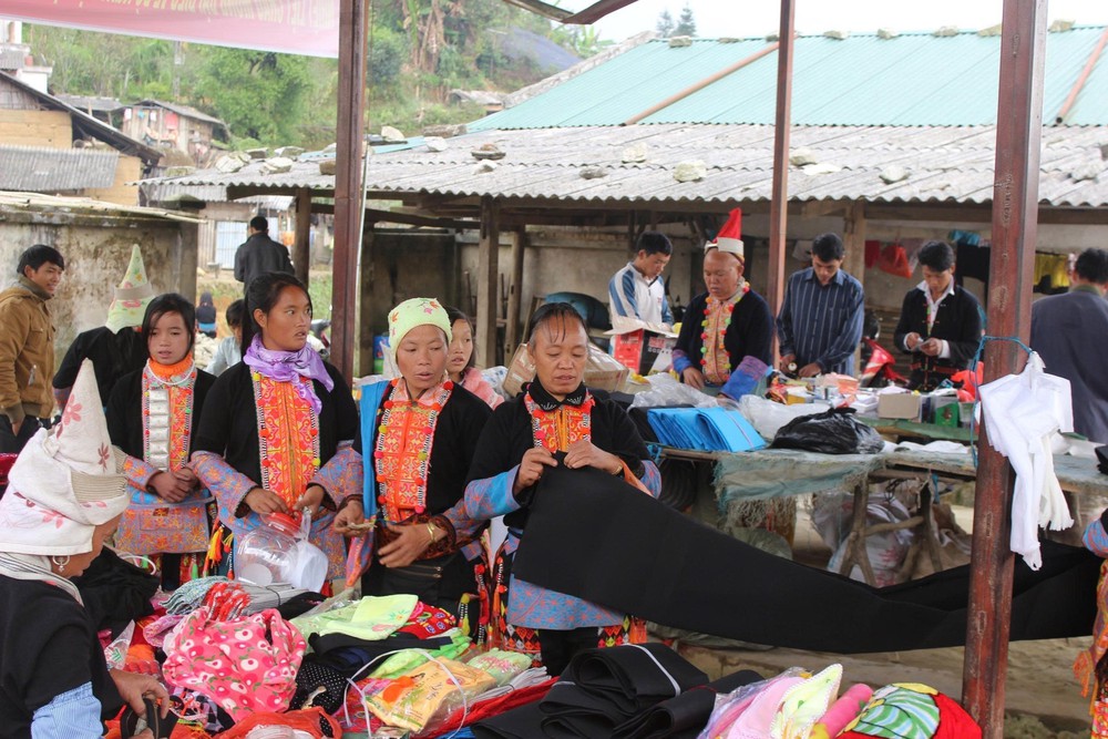 Chợ phiên - nơi lưu giữ nét đẹp văn hóa vùng cao Tây Bắc - Ảnh 1.