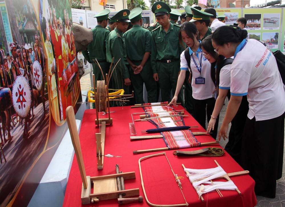 Trưng bày ảnh "Gia Lai - Từ đại ngàn đến biển xanh" - Ảnh 2.