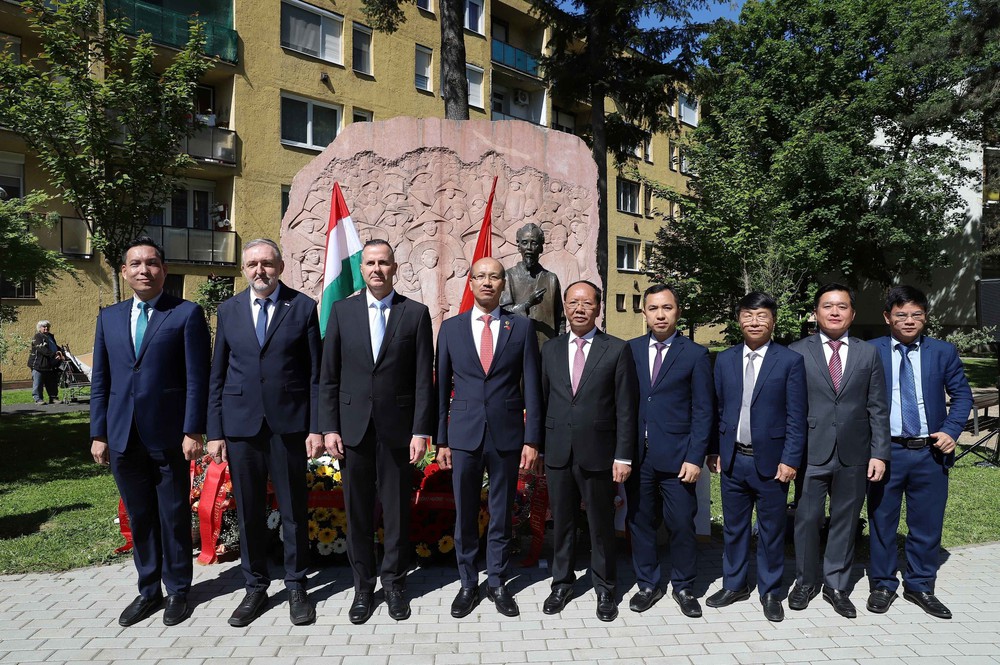 136 năm Ngày sinh Chủ tịch Hồ Chí Minh: Kim chỉ nam cho đường lối đối ngoại độc lập, tự chủ, hoà bình hợp tác và phát triển - Ảnh 4. 136 năm Ngày sinh Chủ tịch Hồ Chí Minh: Kim chỉ nam cho đường lối đối ngoại độc lập, tự chủ, hoà bình hợp tác và phát triển - Ảnh 4.