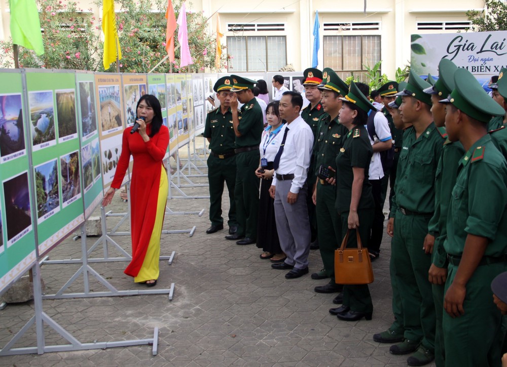 Trưng bày ảnh "Gia Lai - Từ đại ngàn đến biển xanh" - Ảnh 1.