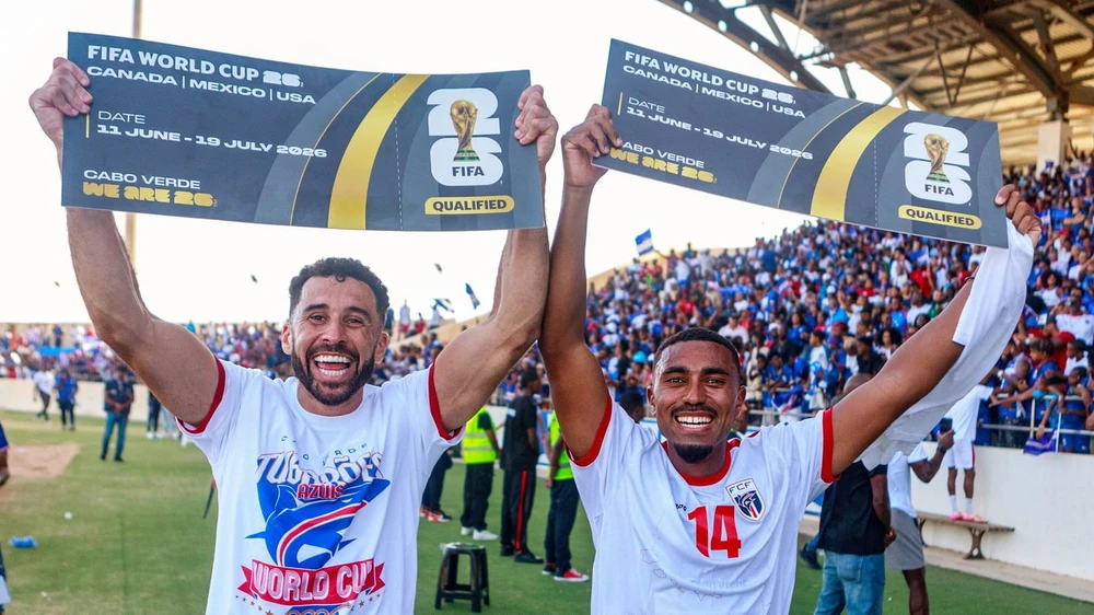 World Cup 24h qua: Khu phố mở tiệc tiễn hàng xóm lên đường dự World Cup 2026, Carrick mong Luke Shaw được tuyển Anh triệu tập - Ảnh 3. World Cup 24h qua: Khu phố mở tiệc tiễn hàng xóm lên đường dự World Cup 2026, Carrick mong Luke Shaw được tuyển Anh triệu tập - Ảnh 3.