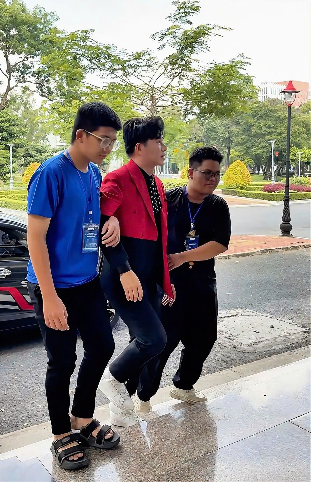Sức khoẻ chưa hồi phục, MC Vũ Mạnh Cường vẫn lên sân khấu hoàn thành vai trò diễn giả - Ảnh 1.