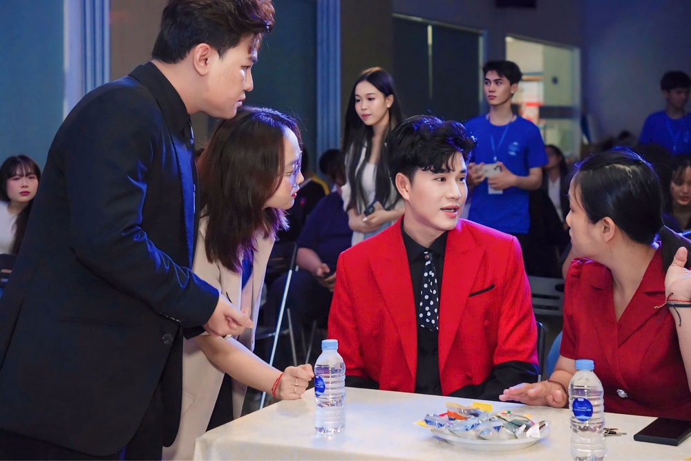 Sức khoẻ chưa hồi phục, MC Vũ Mạnh Cường vẫn lên sân khấu hoàn thành vai trò diễn giả - Ảnh 3.