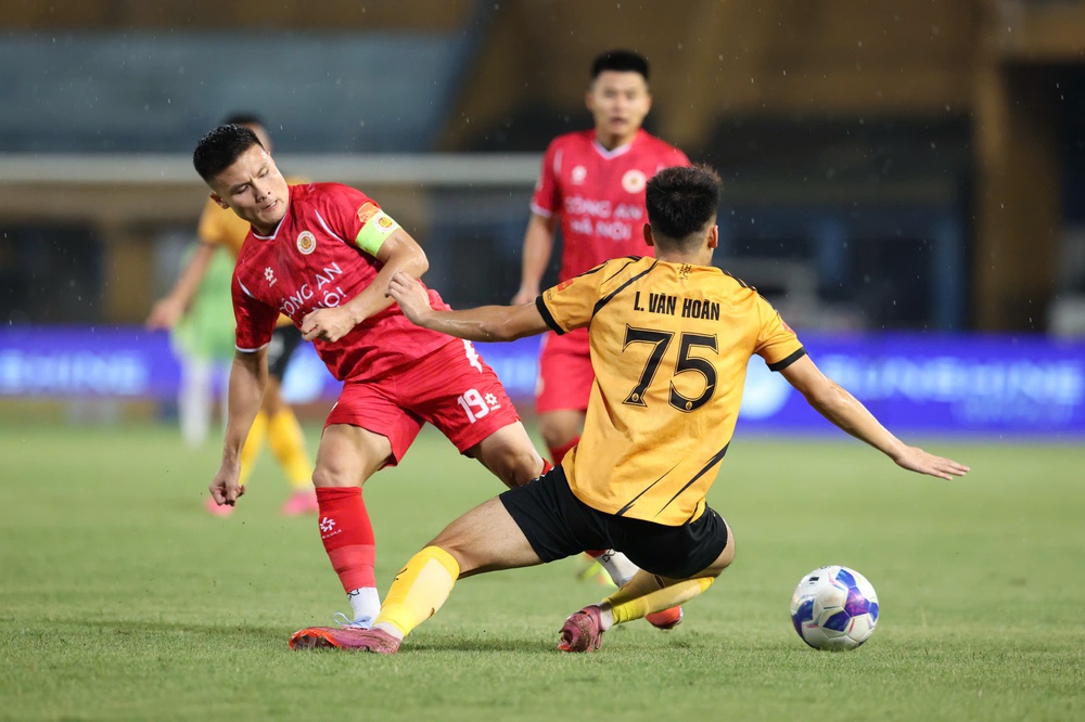 Tin nóng bóng đá Việt hôm nay 20/5: CAHN hướng tới 5 kỷ lục tại V-League; HLV Roland tin U17 Việt Nam tiến bộ tại World Cup - Ảnh 1.