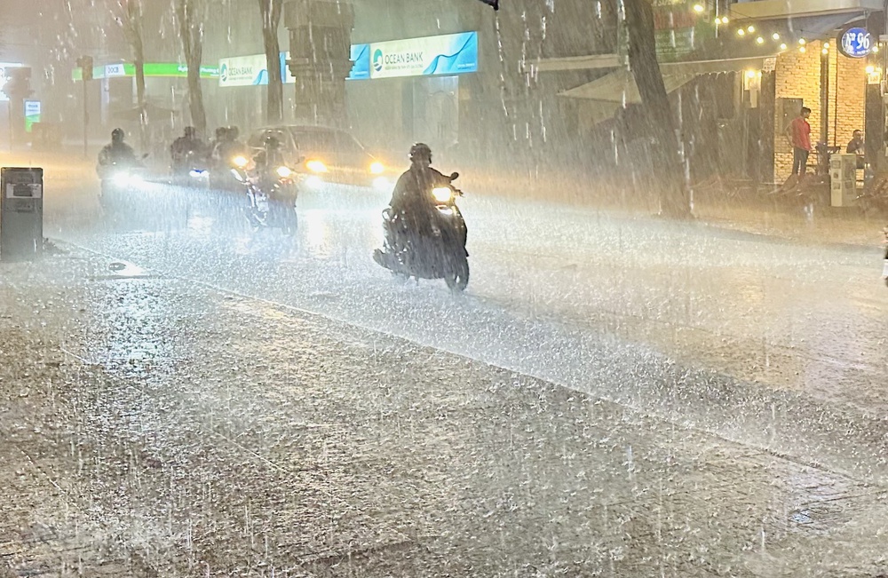 Dự báo thời tiết ngày 20/5: Mưa lớn dồn dập tại nhiều tỉnh phía Bắc, trên biển dông lốc và sóng cao - Ảnh 1.