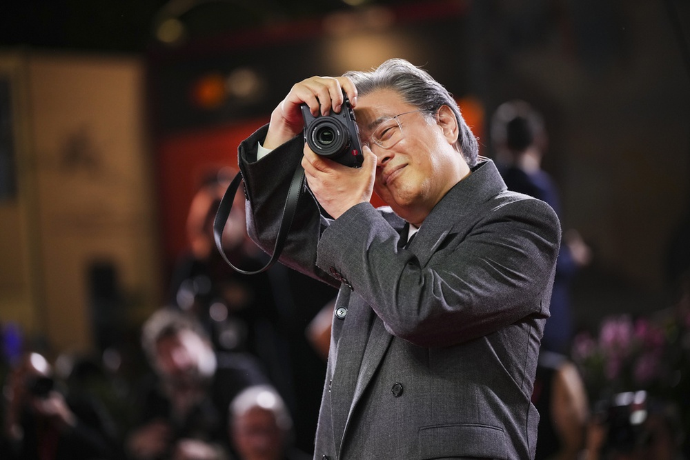 Biểu tượng điện ảnh châu Á Park Chan Wook được Pháp trao huân chương văn hóa cao quý - Ảnh 9.