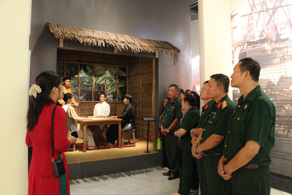 Đông đảo người dân tới tham quan Khu di tích cụ Phó bảng Nguyễn Sinh Sắc - Ảnh 1. Đông đảo người dân tới tham quan Khu di tích cụ Phó bảng Nguyễn Sinh Sắc - Ảnh 1.