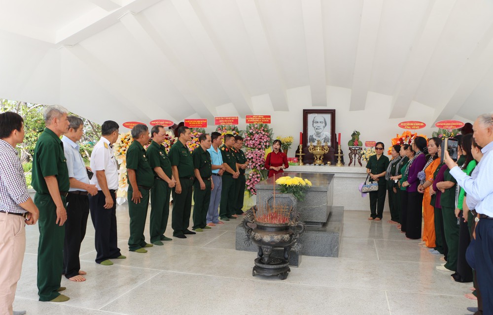 Đông đảo người dân tới tham quan Khu di tích cụ Phó bảng Nguyễn Sinh Sắc - Ảnh 4. Đông đảo người dân tới tham quan Khu di tích cụ Phó bảng Nguyễn Sinh Sắc - Ảnh 4.