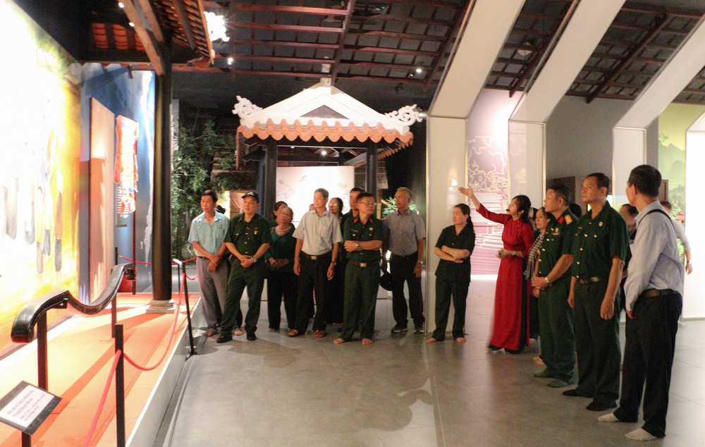 Đông đảo người dân tới tham quan Khu di tích cụ Phó bảng Nguyễn Sinh Sắc - Ảnh 2. Đông đảo người dân tới tham quan Khu di tích cụ Phó bảng Nguyễn Sinh Sắc - Ảnh 2.