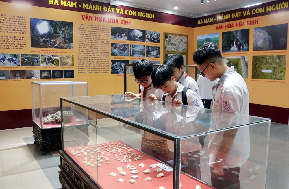 Đặc sắc không gian trưng bày "Di sản văn hóa tiêu biểu tỉnh Ninh Bình - Hội tụ và tỏa sáng" - Ảnh 3. Đặc sắc không gian trưng bày "Di sản văn hóa tiêu biểu tỉnh Ninh Bình - Hội tụ và tỏa sáng" - Ảnh 3.