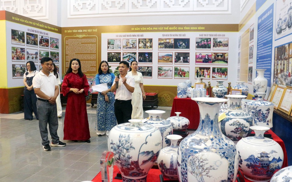 Đặc sắc không gian trưng bày "Di sản văn hóa tiêu biểu tỉnh Ninh Bình - Hội tụ và tỏa sáng" - Ảnh 4. Đặc sắc không gian trưng bày "Di sản văn hóa tiêu biểu tỉnh Ninh Bình - Hội tụ và tỏa sáng" - Ảnh 4.