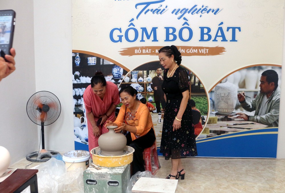 Đặc sắc không gian trưng bày "Di sản văn hóa tiêu biểu tỉnh Ninh Bình - Hội tụ và tỏa sáng" - Ảnh 5. Đặc sắc không gian trưng bày "Di sản văn hóa tiêu biểu tỉnh Ninh Bình - Hội tụ và tỏa sáng" - Ảnh 5.