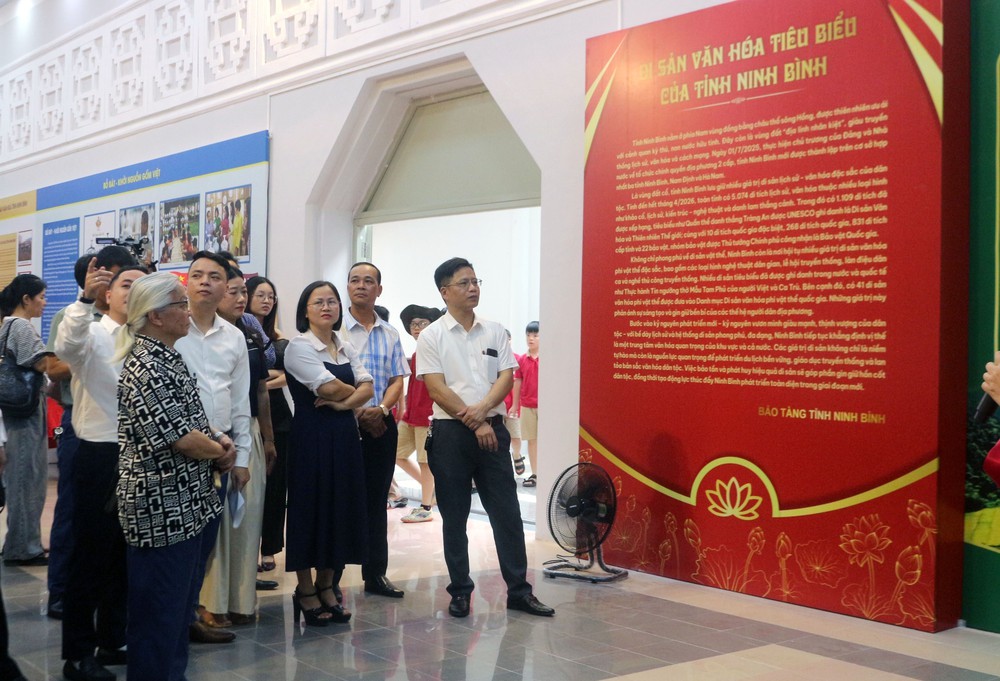 Đặc sắc không gian trưng bày "Di sản văn hóa tiêu biểu tỉnh Ninh Bình - Hội tụ và tỏa sáng" - Ảnh 2. Đặc sắc không gian trưng bày "Di sản văn hóa tiêu biểu tỉnh Ninh Bình - Hội tụ và tỏa sáng" - Ảnh 2.