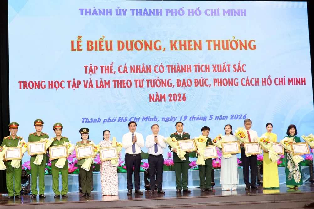 Biểu dương những tấm gương thầm lặng làm đẹp thêm Thành phố mang tên Bác - Ảnh 2. Biểu dương những tấm gương thầm lặng làm đẹp thêm Thành phố mang tên Bác - Ảnh 2.