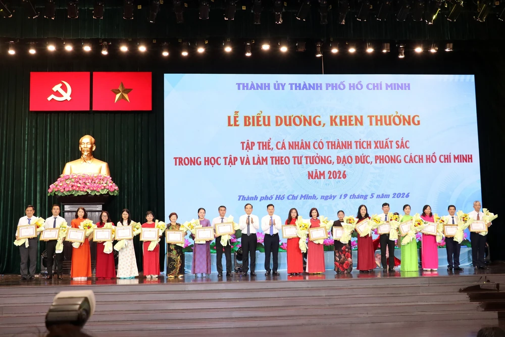 Biểu dương những tấm gương thầm lặng làm đẹp thêm Thành phố mang tên Bác - Ảnh 1. Biểu dương những tấm gương thầm lặng làm đẹp thêm Thành phố mang tên Bác - Ảnh 1.
