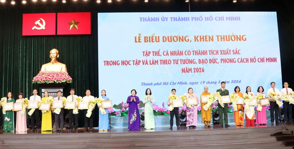 Biểu dương những tấm gương thầm lặng làm đẹp thêm Thành phố mang tên Bác - Ảnh 4. Biểu dương những tấm gương thầm lặng làm đẹp thêm Thành phố mang tên Bác - Ảnh 4.