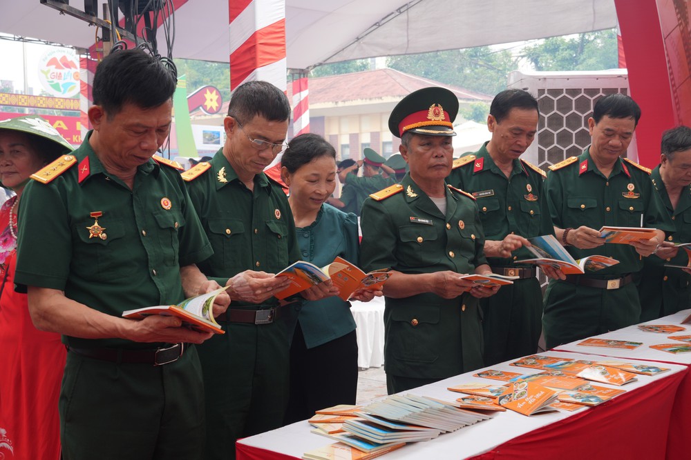 Nhiều hoạt động thiết thực kỷ niệm 136 năm Ngày sinh Chủ tịch Hồ Chí Minh - Ảnh 6. Nhiều hoạt động thiết thực kỷ niệm 136 năm Ngày sinh Chủ tịch Hồ Chí Minh - Ảnh 6.
