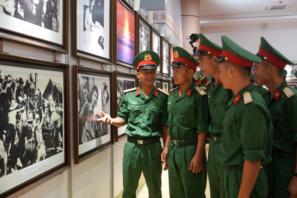 Nhiều hoạt động thiết thực kỷ niệm 136 năm Ngày sinh Chủ tịch Hồ Chí Minh - Ảnh 5. Nhiều hoạt động thiết thực kỷ niệm 136 năm Ngày sinh Chủ tịch Hồ Chí Minh - Ảnh 5.