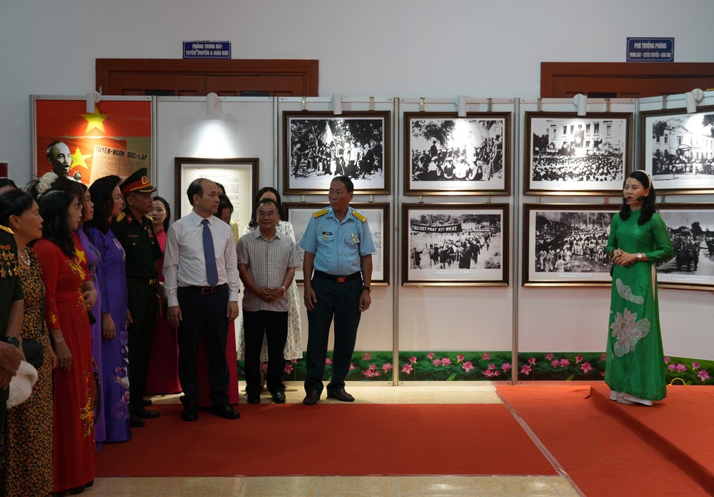 Nhiều hoạt động thiết thực kỷ niệm 136 năm Ngày sinh Chủ tịch Hồ Chí Minh - Ảnh 4. Nhiều hoạt động thiết thực kỷ niệm 136 năm Ngày sinh Chủ tịch Hồ Chí Minh - Ảnh 4.