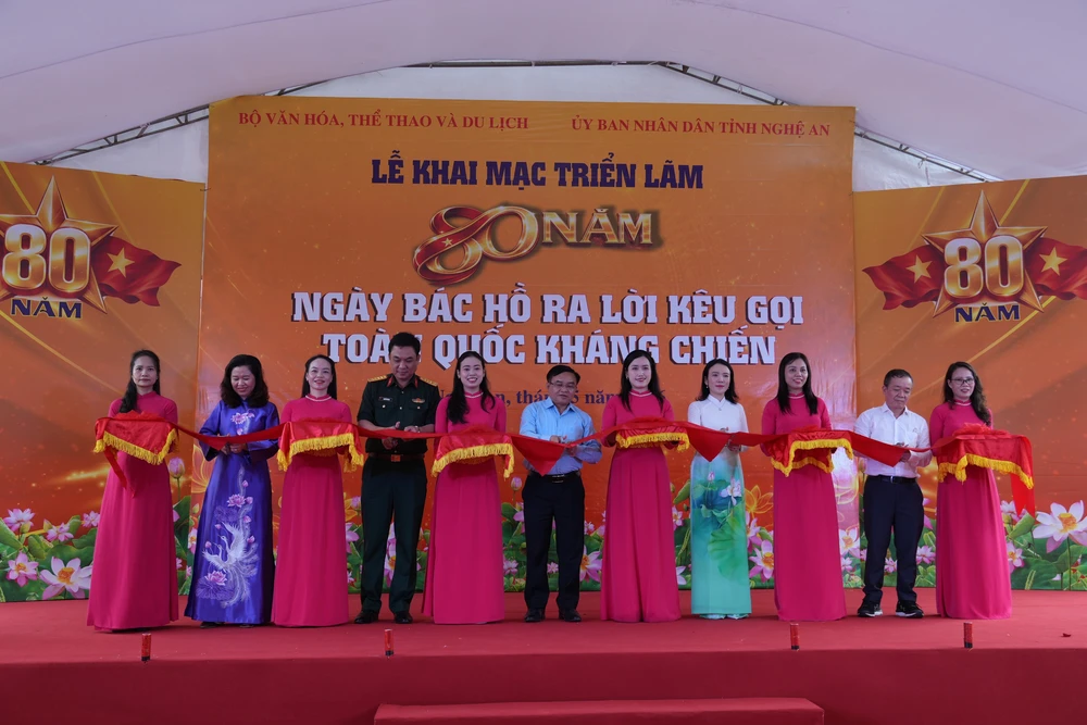 Nhiều hoạt động thiết thực kỷ niệm 136 năm Ngày sinh Chủ tịch Hồ Chí Minh - Ảnh 2. Nhiều hoạt động thiết thực kỷ niệm 136 năm Ngày sinh Chủ tịch Hồ Chí Minh - Ảnh 2.