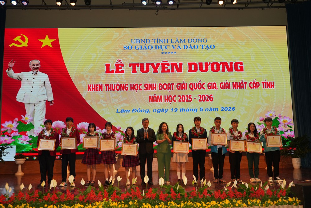 Biểu dương nhiều điển hình tiêu biểu trong ngành Giáo dục và Đào tạo - Ảnh 2.