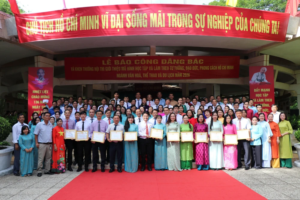 Nhiều hoạt động thiết thực kỷ niệm 136 năm Ngày sinh Chủ tịch Hồ Chí Minh - Ảnh 7. Nhiều hoạt động thiết thực kỷ niệm 136 năm Ngày sinh Chủ tịch Hồ Chí Minh - Ảnh 7.