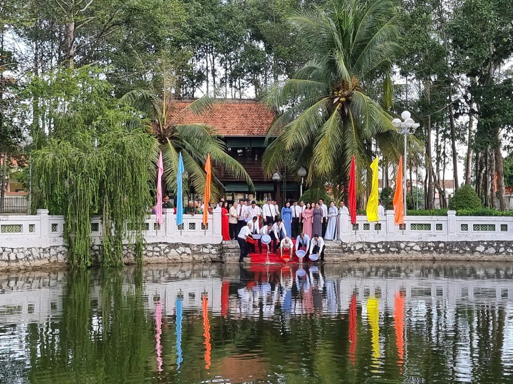 Nhiều hoạt động thiết thực kỷ niệm 136 năm Ngày sinh Chủ tịch Hồ Chí Minh - Ảnh 8. Nhiều hoạt động thiết thực kỷ niệm 136 năm Ngày sinh Chủ tịch Hồ Chí Minh - Ảnh 8.